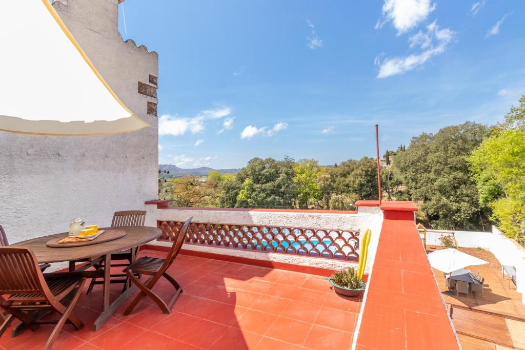 patio con mesa y sillas en el balcón en Mas Tinus - Palmera, en Santa Cristina d'Aro