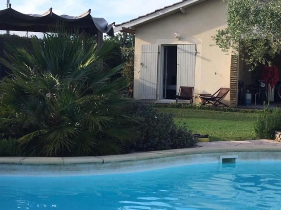 Bazén v ubytování Aux portes de Bordeaux, chambre indépendante nebo v jeho okolí