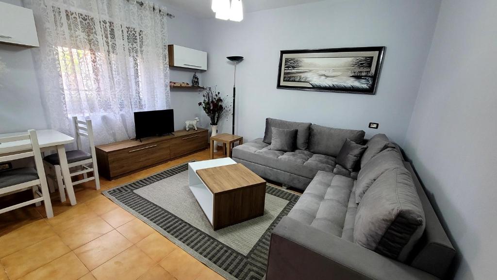 uma sala de estar com um sofá e uma mesa em Tuana's Apartment em Shkodër