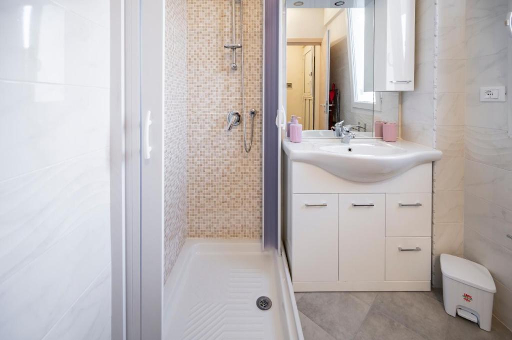 A bathroom at La Casa del Gelsomino tra Noto e Mare