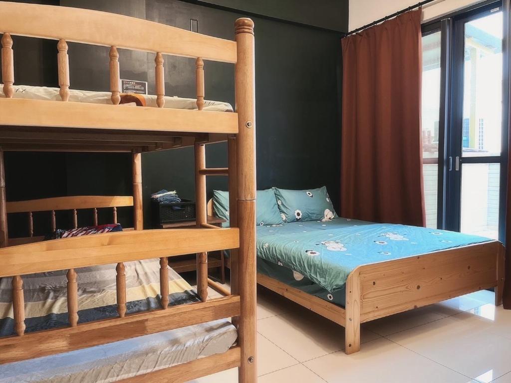 前寓民宿 في دونغ غانغ: غرفة نوم بسريرين بطابقين في غرفة