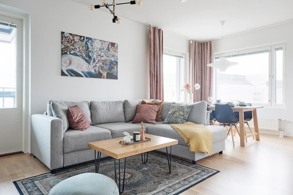 una sala de estar con un sofá y una mesa en Rauhallinen kolmio omalla saunalla Tampereen keskustassa, en Tampere