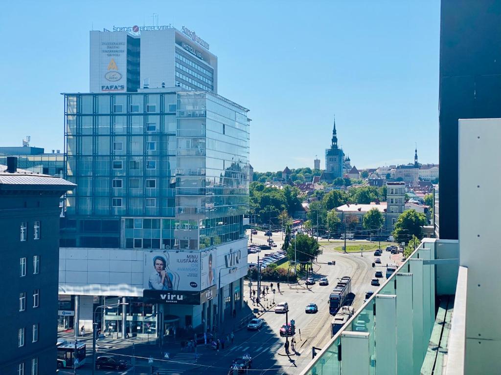 widok na ulicę miejską z samochodami i budynkami w obiekcie City Heart Apartment with a Sunny Rooftop Terrace w Tallinnie