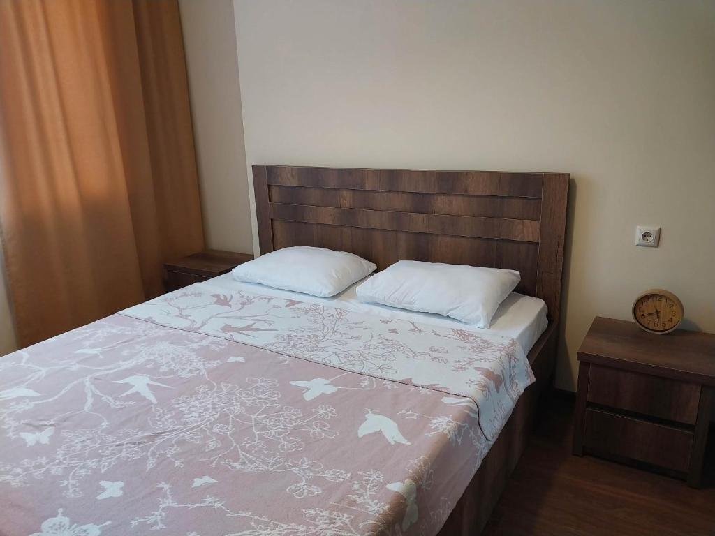 เตียงในห้องที่ Apartment in Batumi