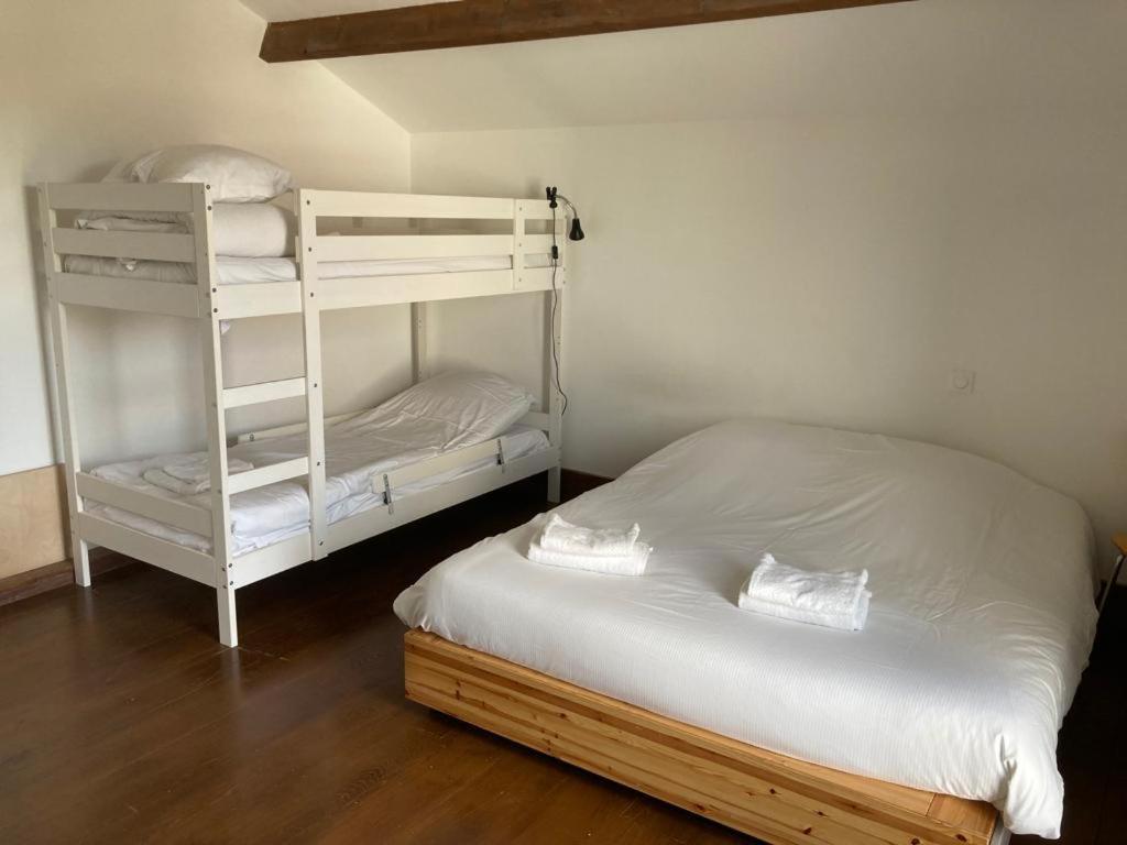 Двухъярусная кровать или двухъярусные кровати в номере Wimereux, maison familiale entre plage et campagne