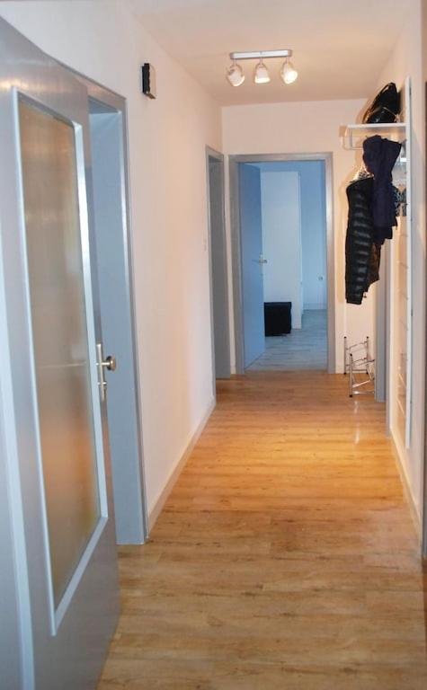 an empty room with a hallway with a door and a hallwayngthngthngthngth at Ferienwohnung Schmäing, Haiger/Westerwald / Rothaarsteig in Haiger