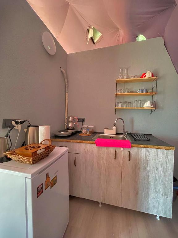 Kuchyň nebo kuchyňský kout v ubytování ME-GA Glamping