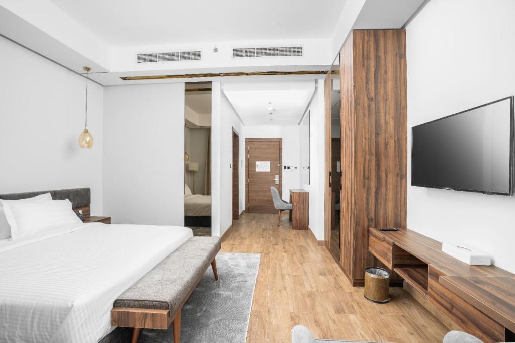 TV a/nebo společenská místnost v ubytování AKASIYA HOTEL