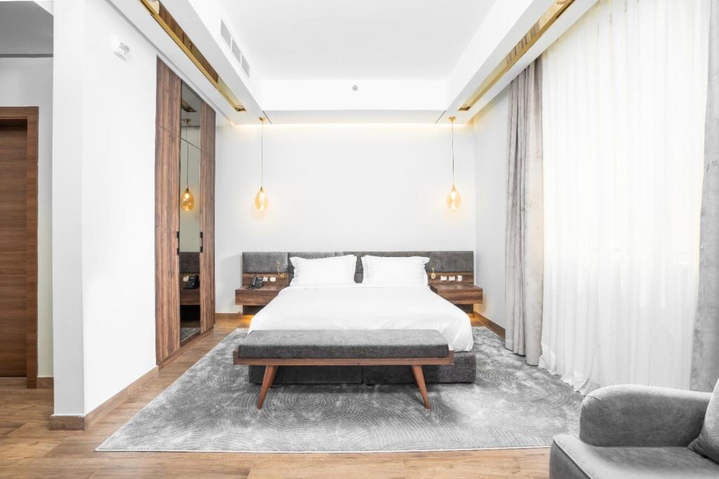 1 dormitorio con 1 cama y 1 sofá en AKASIYA HOTEL en Doha