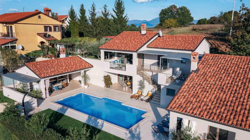 eine Luftansicht eines Hauses mit Pool in der Unterkunft A stunning villa with a swimming pool in Lindar near Pazin in Lindar