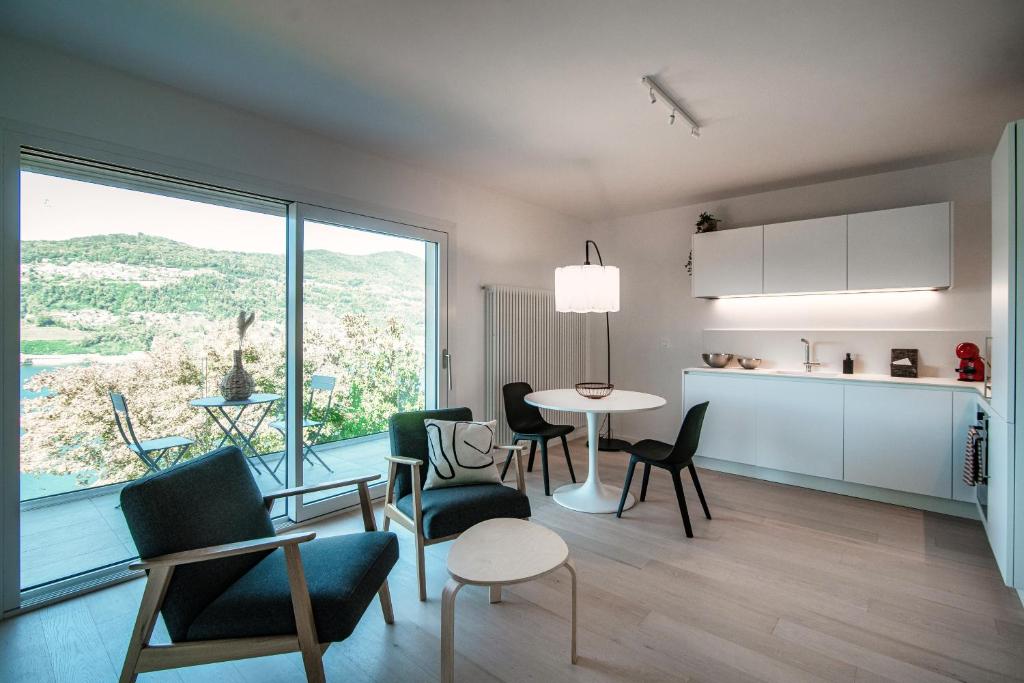 Kuchyň nebo kuchyňský kout v ubytování La Palma 1 by Quokka 360 - modern panoramic lake view flat