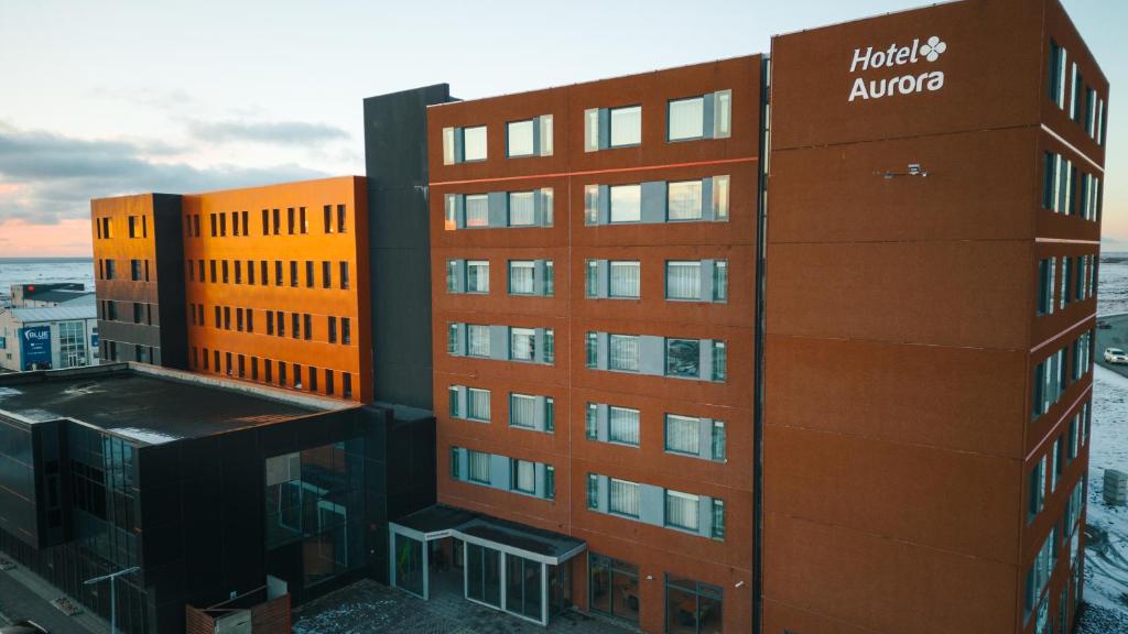 凱夫拉維克的住宿－Aurora Hotel at Reykjavik-Keflavik Airport Terminal KEF，彼此相邻的两座高楼的景色