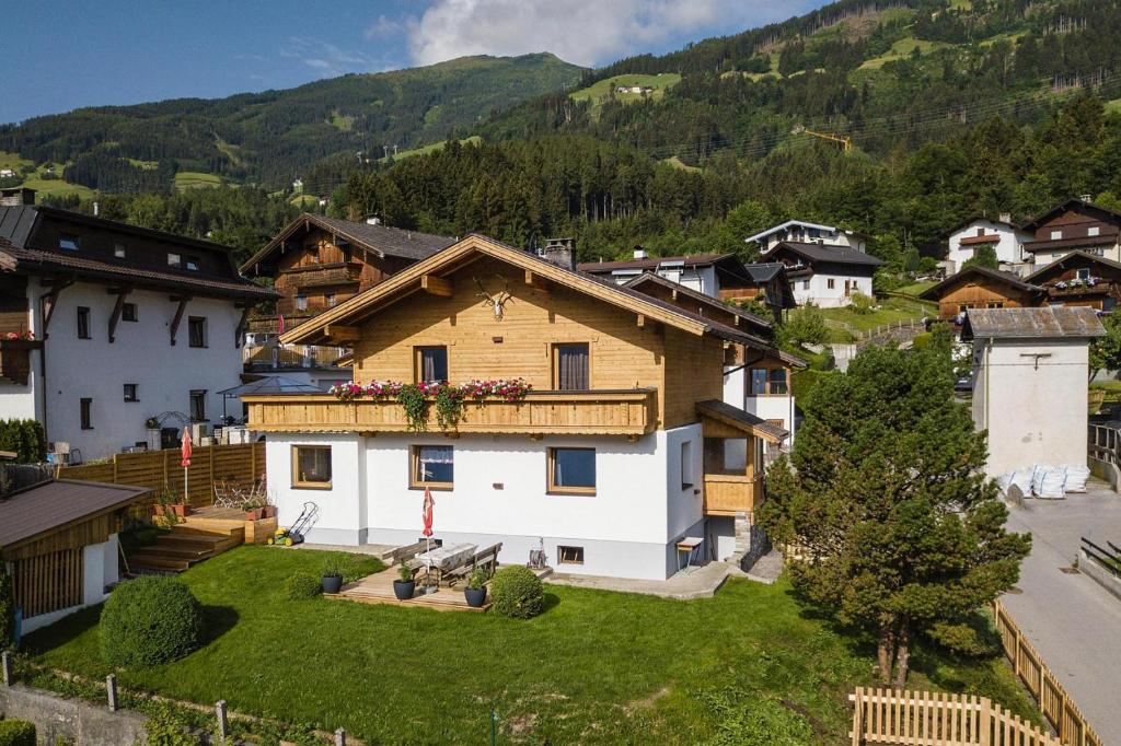 ein Haus in einem Dorf mit einem grünen Hof in der Unterkunft holiday home, Fügen in Fügen