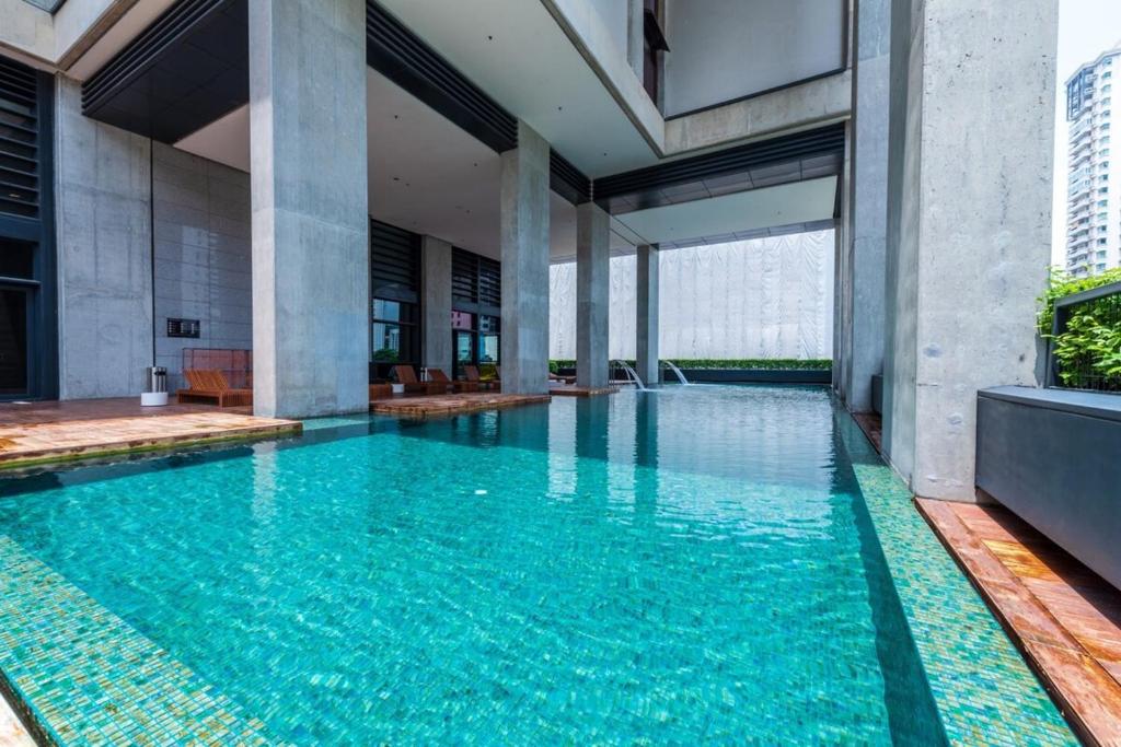 - une piscine dans un bâtiment d'eau bleue dans l'établissement Arcoris Mont Kiara, à Kuala Lumpur