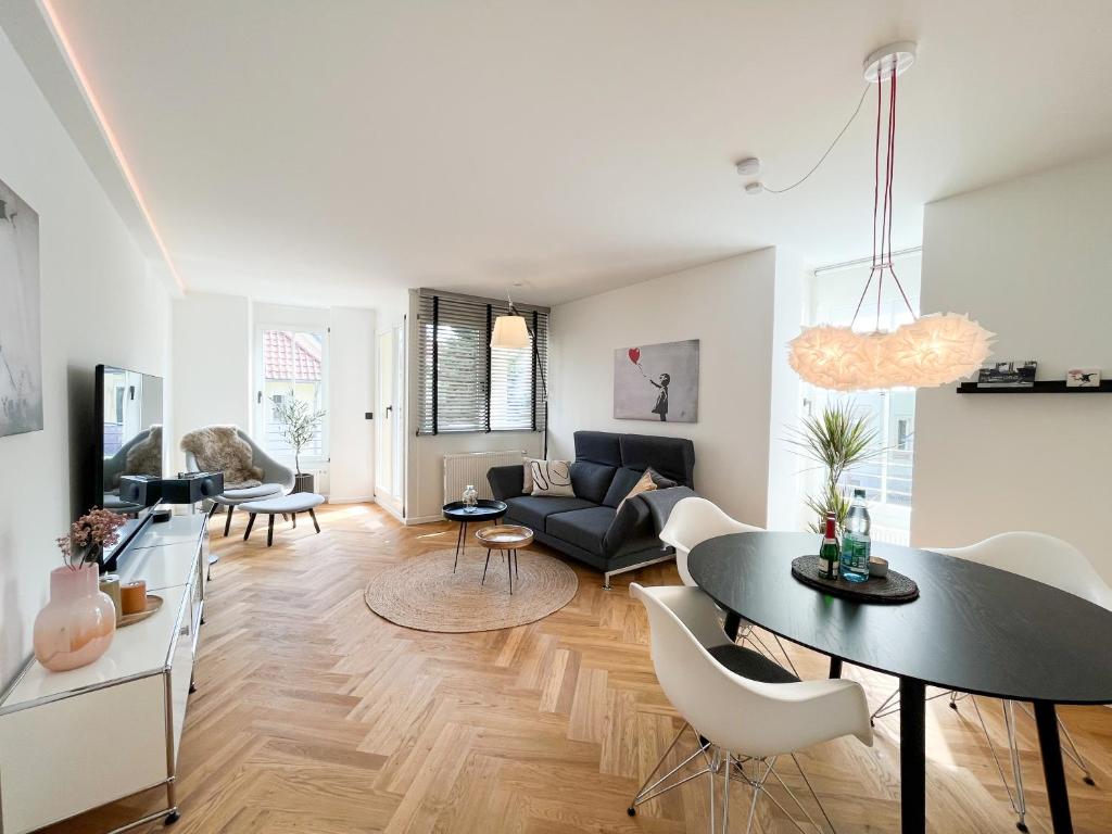 sala de estar con sofá y mesa en Wohnperle*ElbOase*einzigartig*hochwertig*ruhig en Dresden