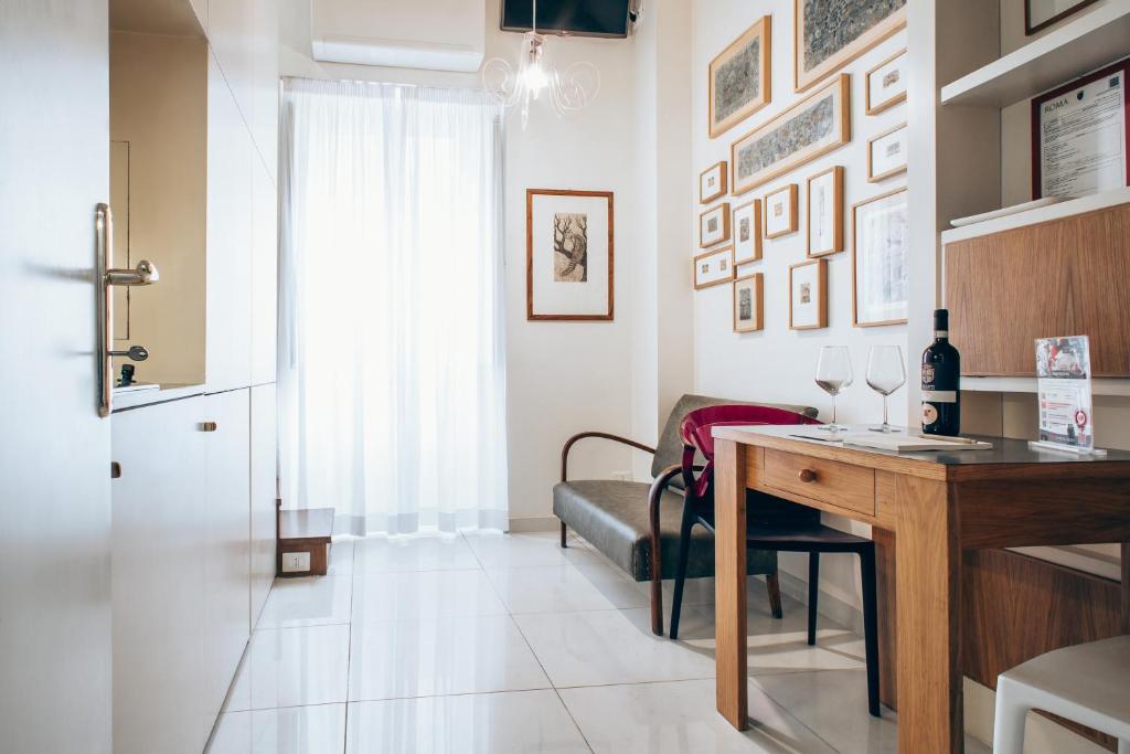 ein Wohnzimmer mit einem Tisch und einem Sofa in der Unterkunft Restart Accommodations Farnesina in Rom