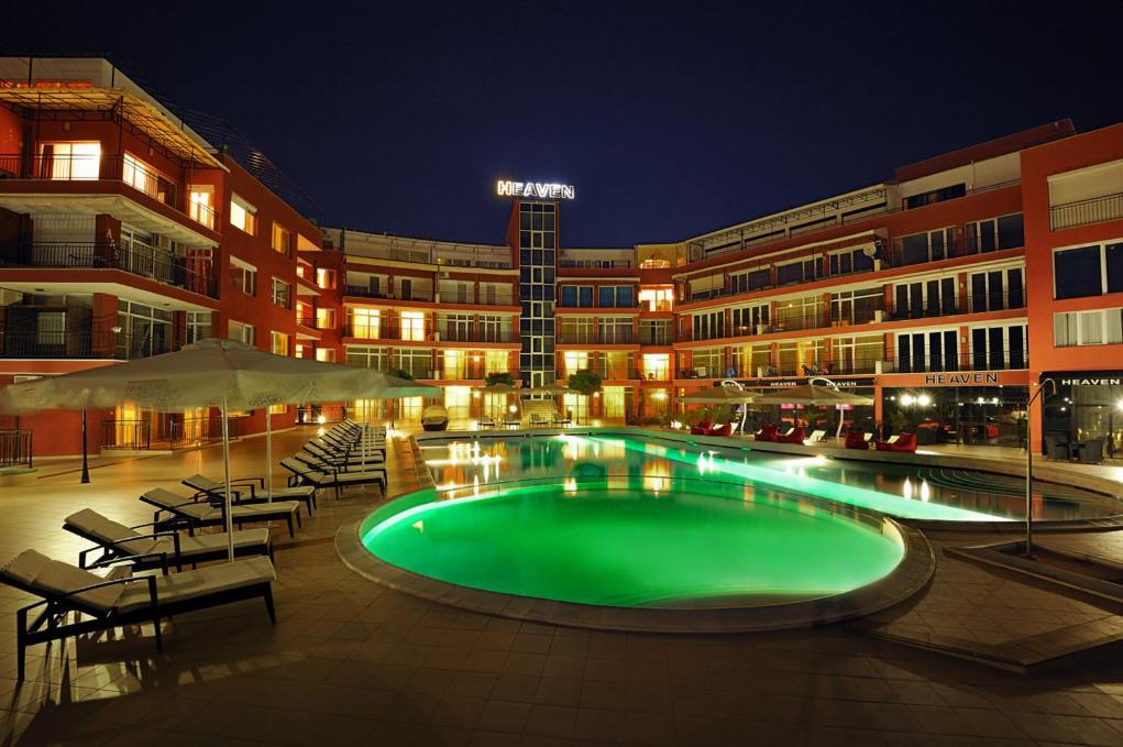 - une piscine en face d'un bâtiment la nuit dans l'établissement Heaven, à Sunny Beach
