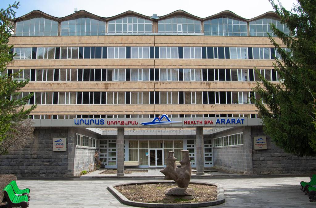 budynek z pomnikiem przed nim w obiekcie Jermuk Ararat Health SPA w mieście Dżermuk