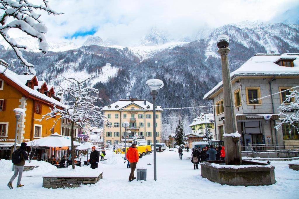Base Camp Chamonix Vue Mont Blanc Centre Ville v zime