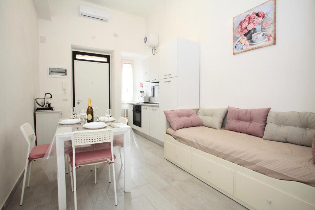 a living room with a couch and a table at Brillante Appartamento di Sara -Daniele Case Vacanza in Anzio