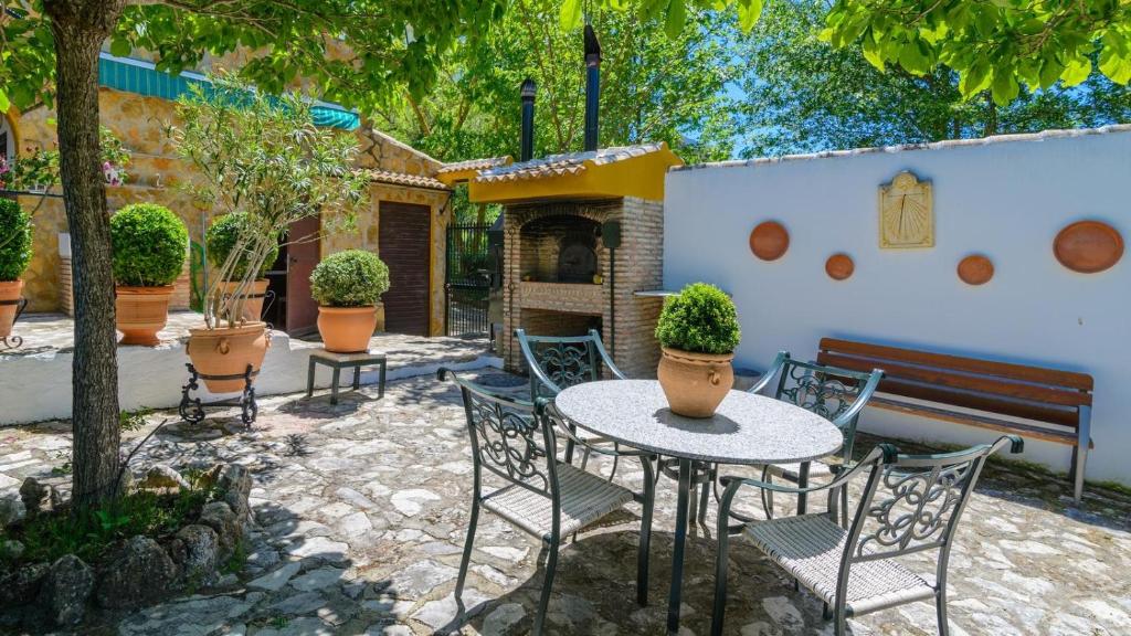Ogród w obiekcie Cortijo la Algallumbilla Carcabuey by Ruralidays