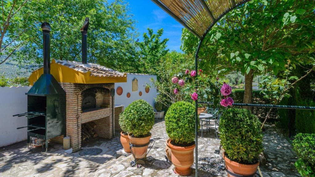 Ogród w obiekcie Cortijo la Algallumbilla Carcabuey by Ruralidays