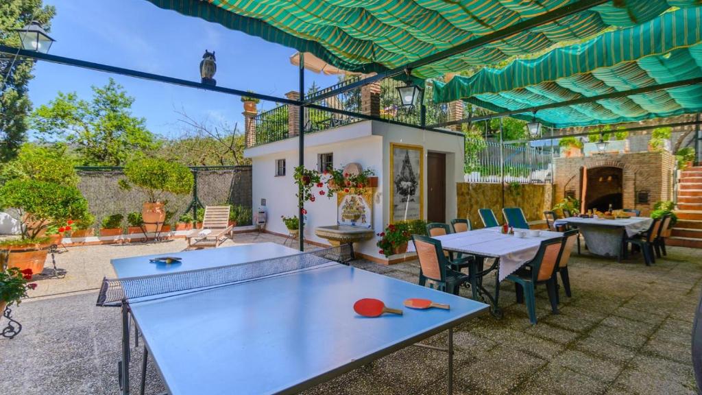 Patio lub wspólna przestrzeń na świeżym powietrzu w obiekcie Cortijo la Algallumbilla Carcabuey by Ruralidays
