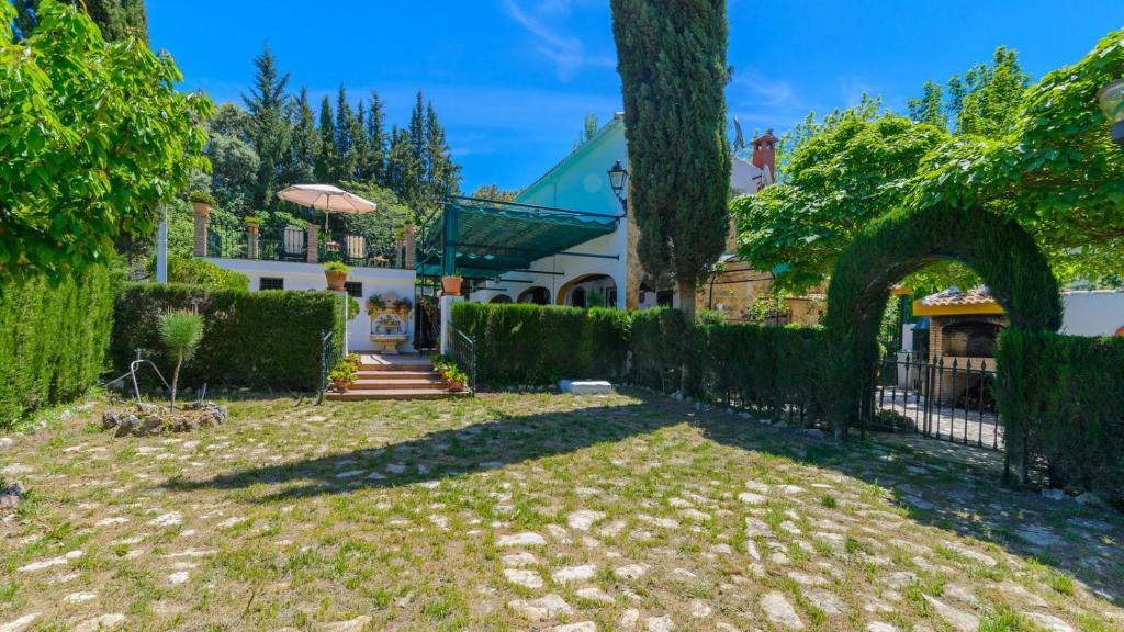 Ogród w obiekcie Cortijo la Algallumbilla Carcabuey by Ruralidays