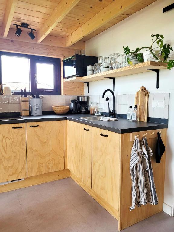 Kuchyň nebo kuchyňský kout v ubytování Tiny House Lantliv Oostkapelle, bij de boer