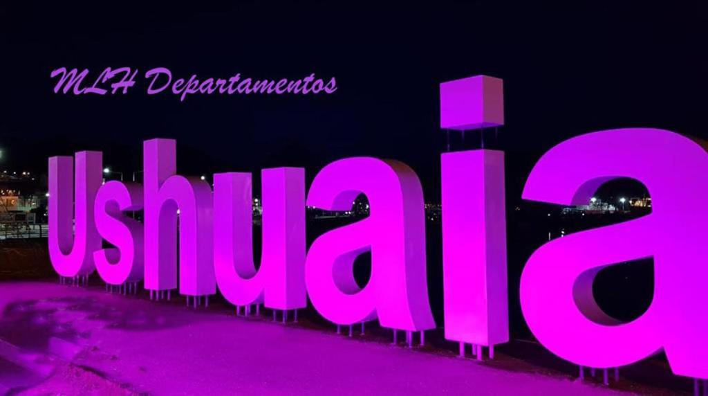 een neonbord dat Santa Ana in roze leest bij MLH2 Departamento in Ushuaia