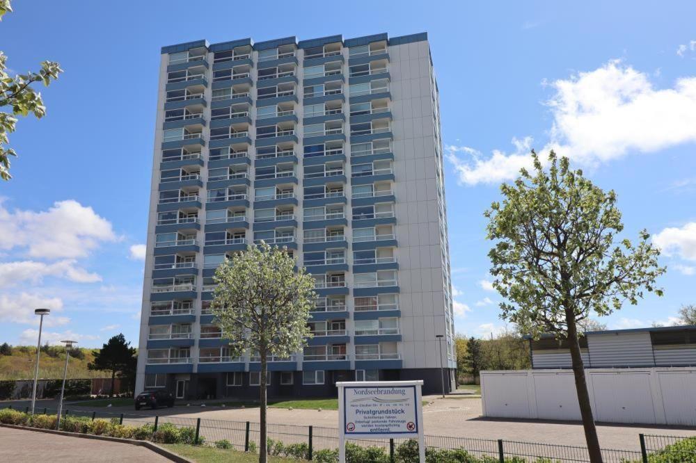 ein hohes Gebäude mit einem Schild davor in der Unterkunft Frische Brise 10.02 in Cuxhaven