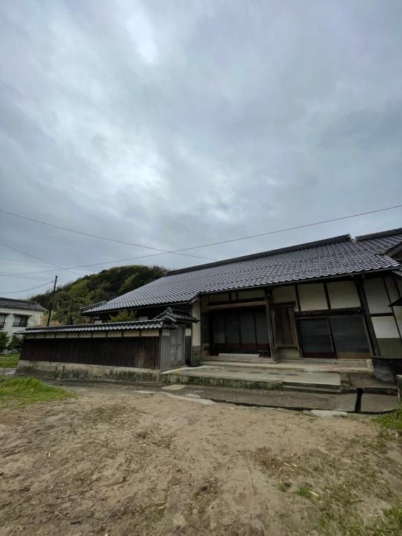 un vecchio edificio con un tetto sopra di HÏSOM 湯里 a Oda