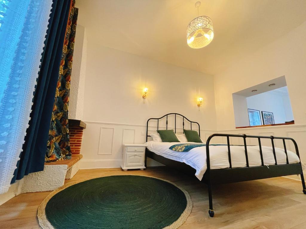 Posteľ alebo postele v izbe v ubytovaní Villa muguette - coeur de Vichy-1er étage-balcon