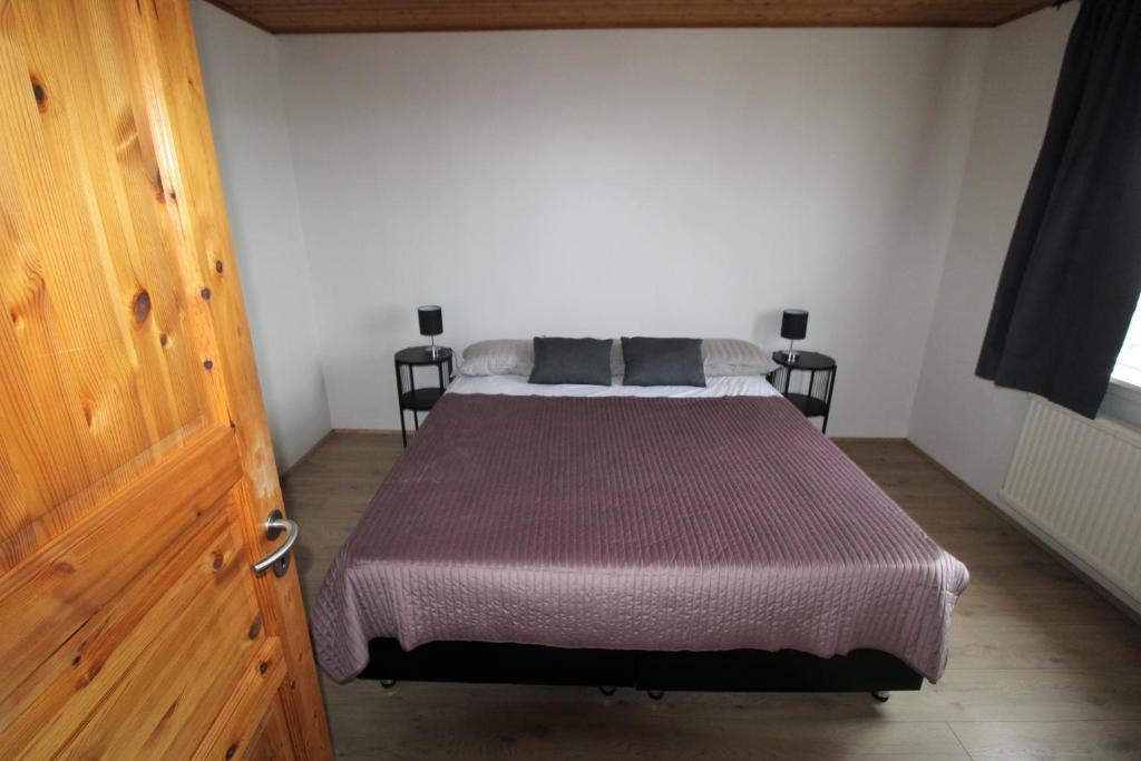 Postel nebo postele na pokoji v ubytování Húsavík Apartments