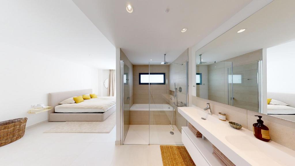 Kúpeľňa v ubytovaní Higueron West III - Ground Floor Apartment Private Pool