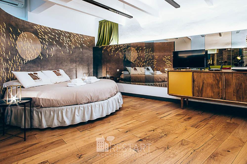 una camera d'albergo con letto, scrivania e cucina di Restart Accommodations Ada a Roma