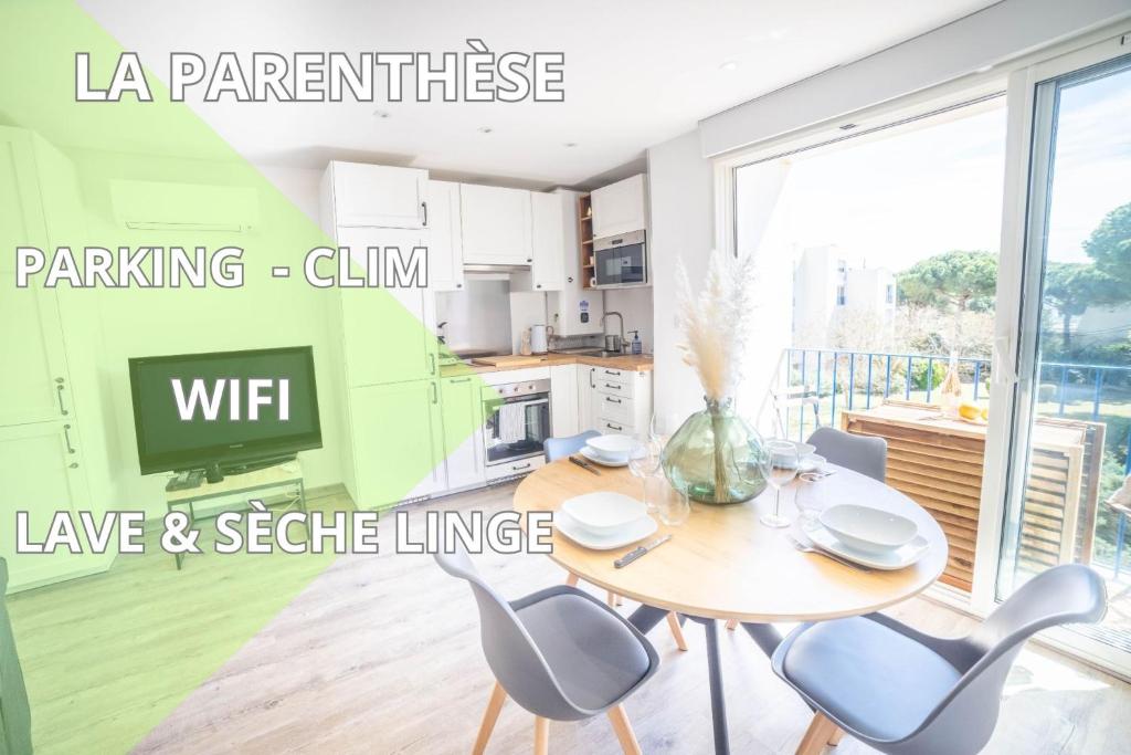 Il comprend une cuisine avec une table et des chaises ainsi qu'une télévision. dans l'établissement La Parenthèse Parking Plage TOP PROS SERVICESConciergerie La Grande Motte, à La Grande Motte