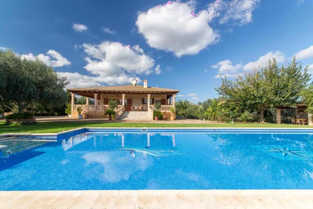 una piscina frente a una casa en Buger - 22265 Mallorca2, en Búger