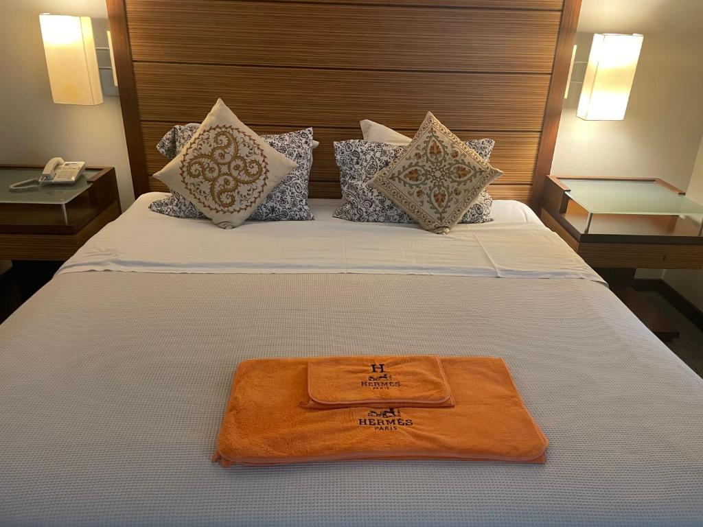 Una toalla marrón sobre una cama en Ibirapuera hotel 5 estrelas 2 suites, en São Paulo