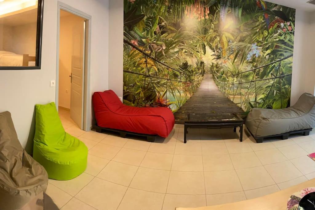 Habitación con 2 sillas y una pintura de un paseo marítimo en Αρέθουσα Jungle τριάρι 65τμ. en Chalkida