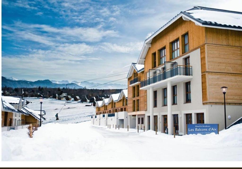 un bâtiment dans la neige recouvert de neige dans l'établissement Le Nivelet Les balcons d'Aix, à La Féclaz