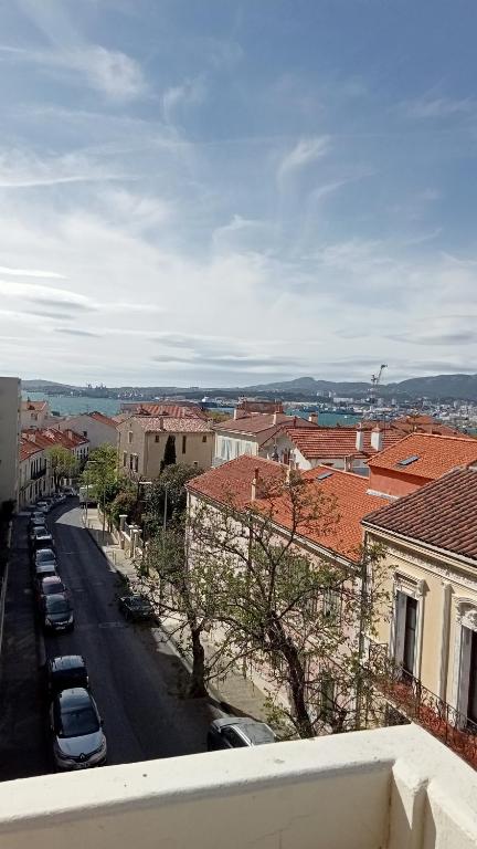 - une vue sur une ville avec des voitures garées dans une rue dans l'établissement L'Appartement du Mourillon, à Toulon