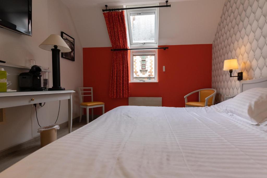 Postel nebo postele na pokoji v ubytování Cit'Hotel - Hotel Le Cèdre