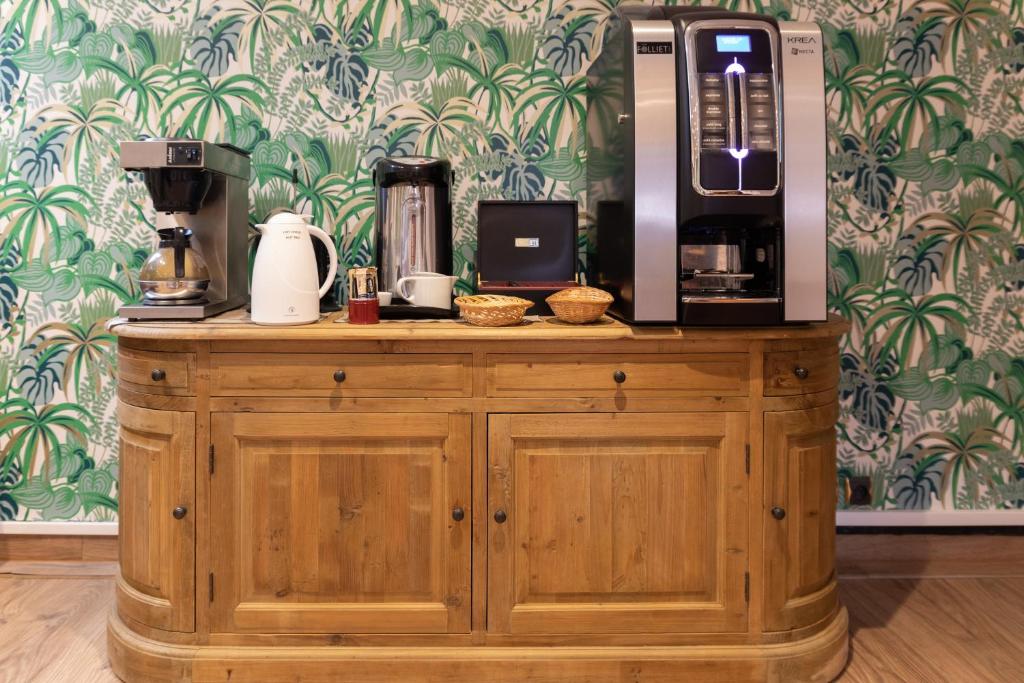 Příslušenství pro přípravu čaje a kávy v ubytování Cit'Hotel - Hotel Le Cèdre