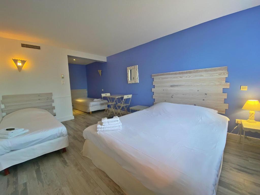 Postel nebo postele na pokoji v ubytování Hôtel Les Calanques