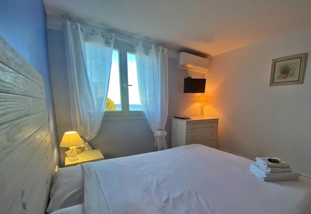 Postel nebo postele na pokoji v ubytování Hôtel Les Calanques