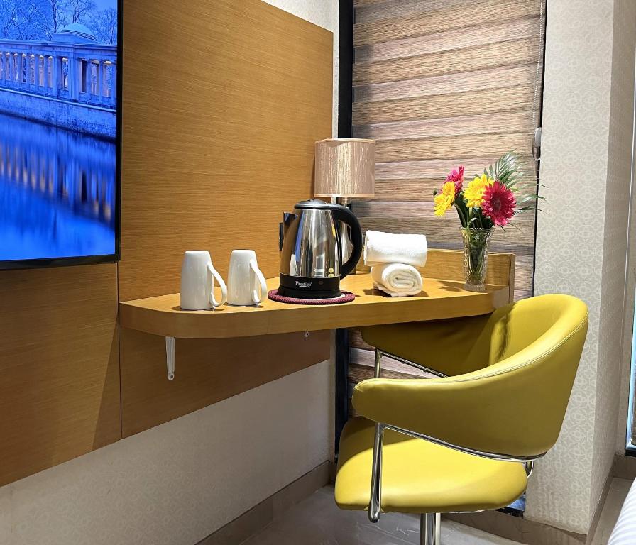 Příslušenství pro přípravu čaje a kávy v ubytování Morvee Hotels Alipore Kolkata