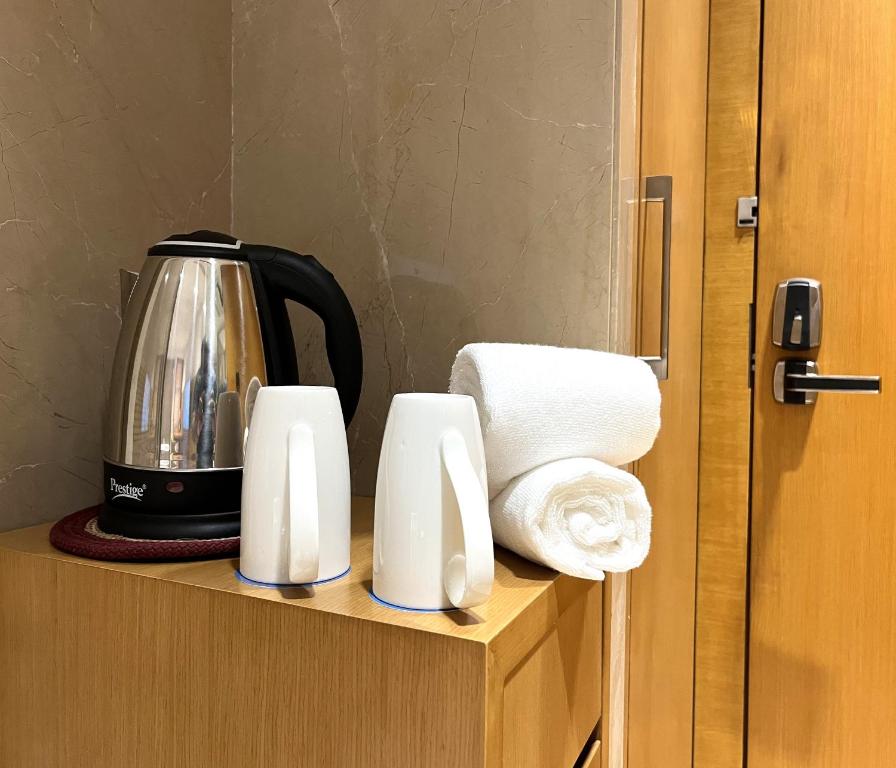 Příslušenství pro přípravu čaje a kávy v ubytování Morvee Hotels Alipore Kolkata