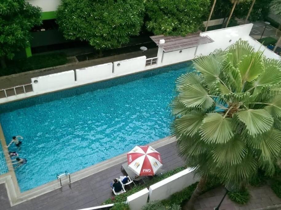 Uma vista da piscina em City Condo in Bangkok ou nas proximidades
