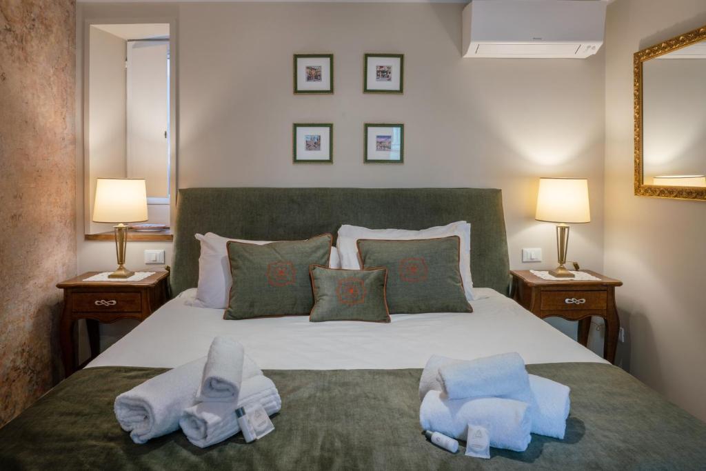 1 dormitorio con 1 cama con toallas en Charming stay in Roma - Luxury Holiday Apartment, en Roma